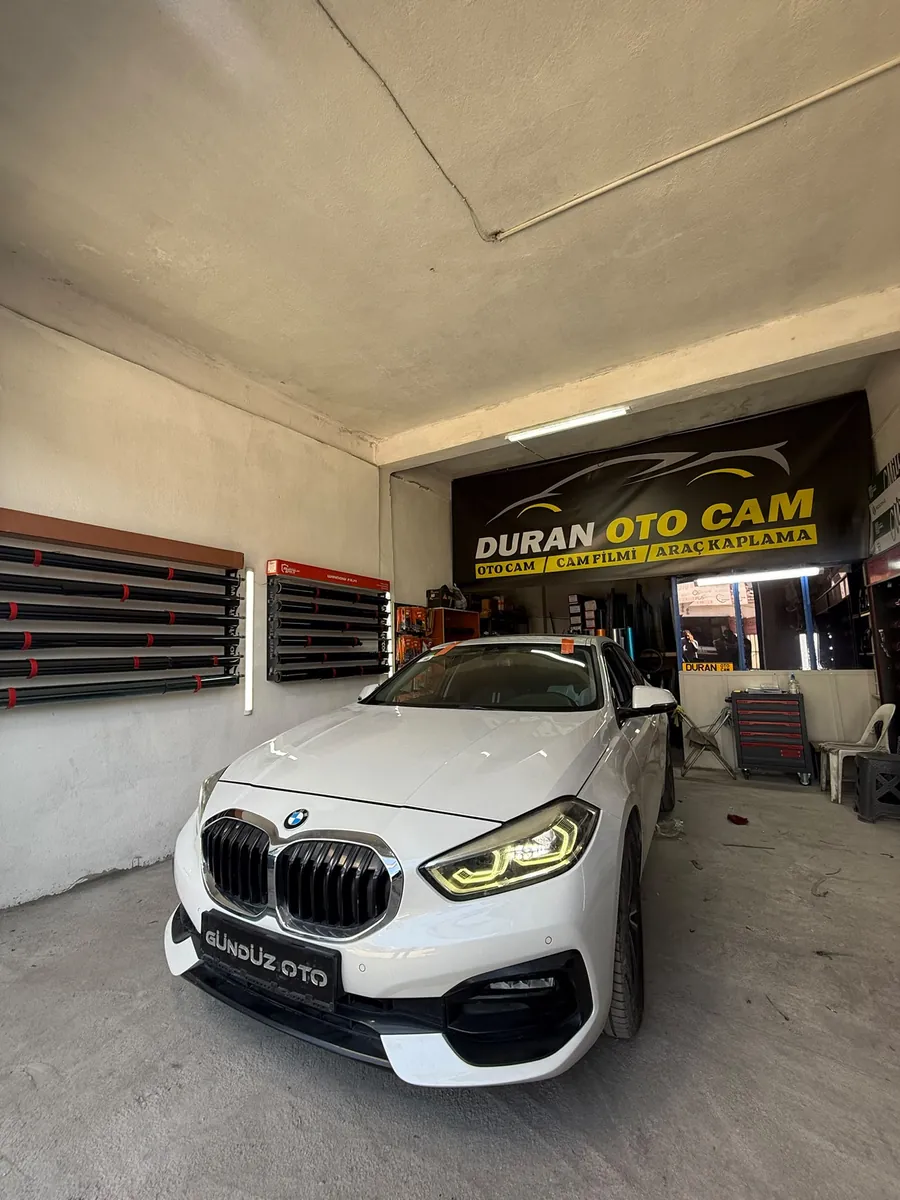 Duran Oto Cam atölyesinde beyaz BMW 1 Serisi