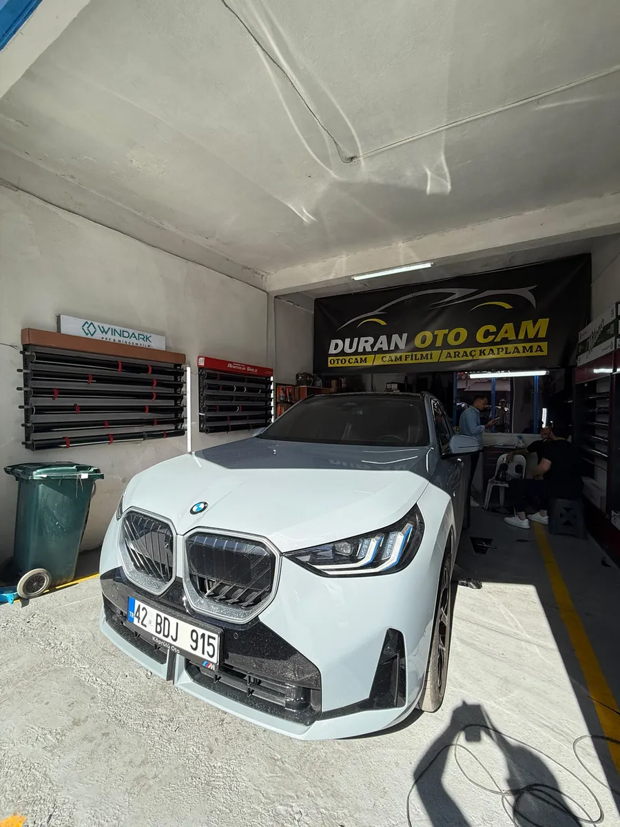 Duran Oto Cam atölyesinde beyaz BMW SUV