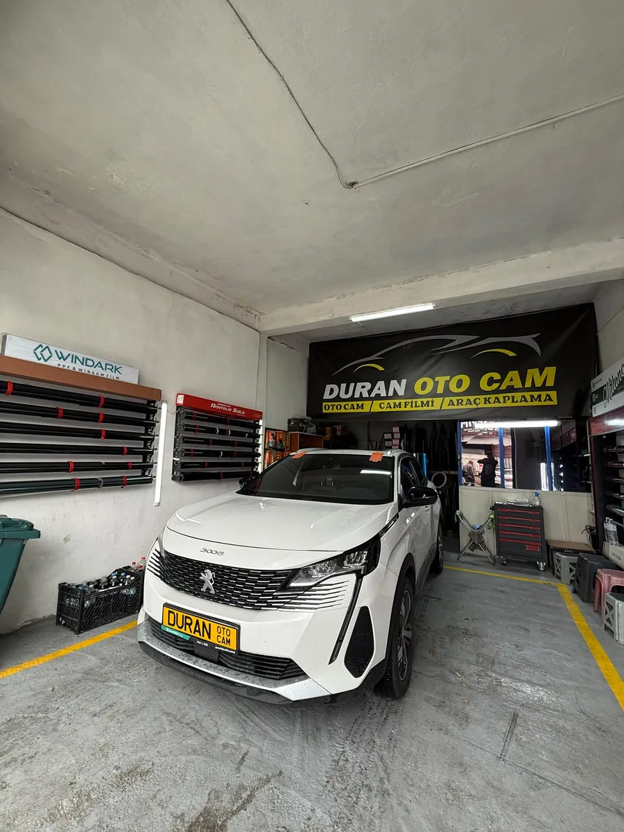 Duran Oto Cam atölyesinde beyaz Peugeot SUV