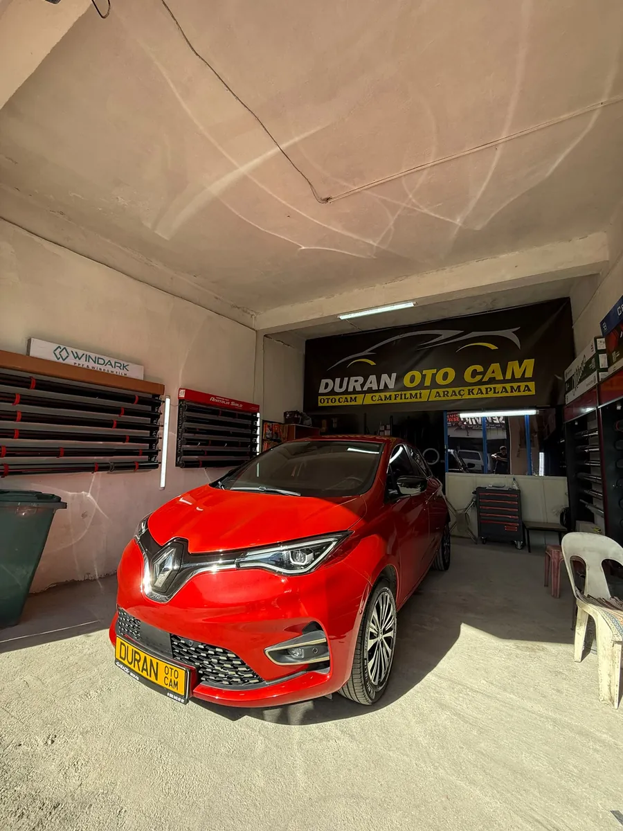 Duran Oto Cam atölyesinde kırmızı Renault