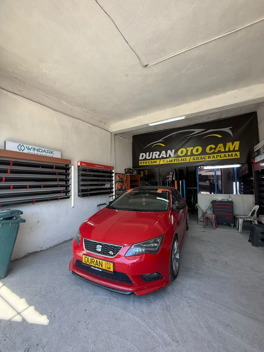 Duran Oto Cam atölyesinde kırmızı SEAT Leon