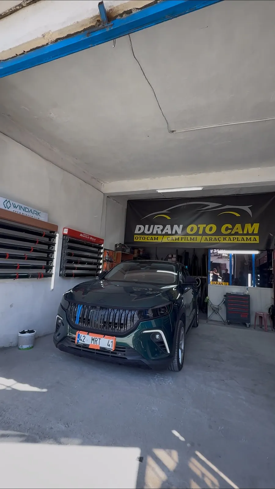 Duran Oto Cam atölyesinde koyu renkli SUV