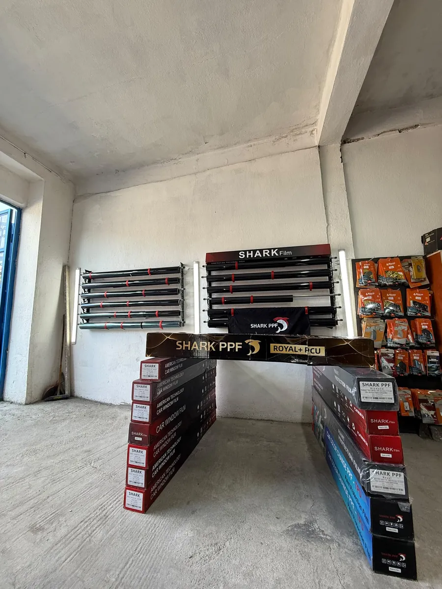 Duran Oto Cam atölyesi: Shark PPF standları ve film rafları