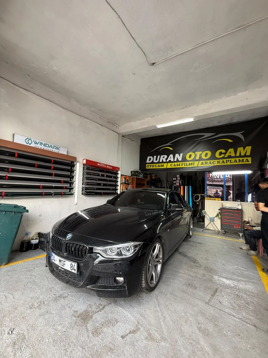 Duran Oto Cam atölyesinde siyah BMW