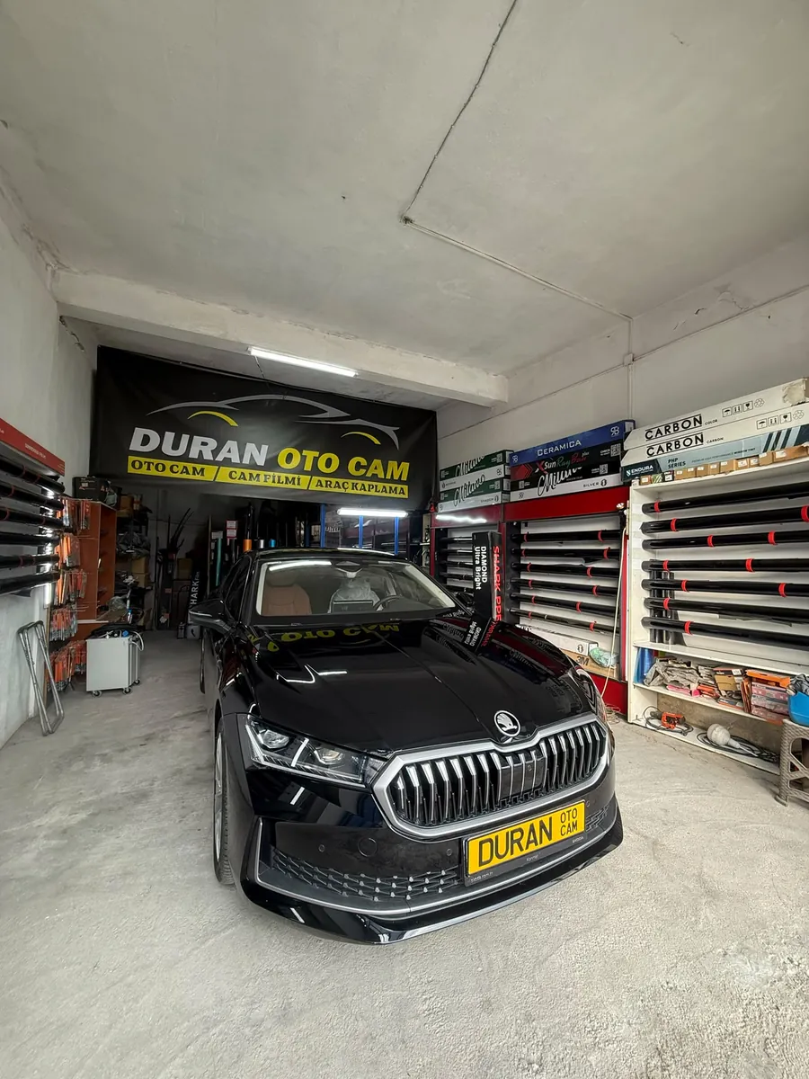 Duran Oto Cam atölyesinde siyah Škoda, Selçuklu Konya
